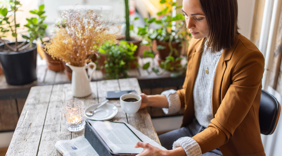 Investor reading the news on her tablet.